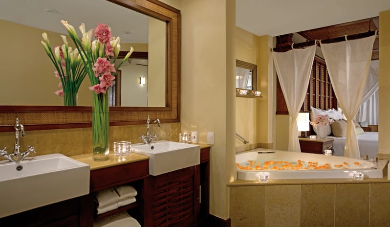 Dreams Riviera Cancun Resort & Spa-Preferred-Club-Ocean-Front-Honeymoon-Suite-3_4413